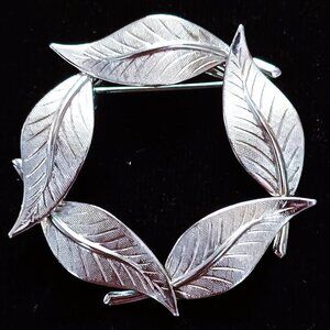 Vintage Silver- Tone Autumn Leaf Brooch Circle Pin 5 Etched Brushed Leaves